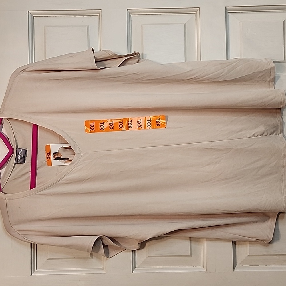32 DEGREE COOL NWT Classic V-Neck Short Sleeve Top in Light Beige
